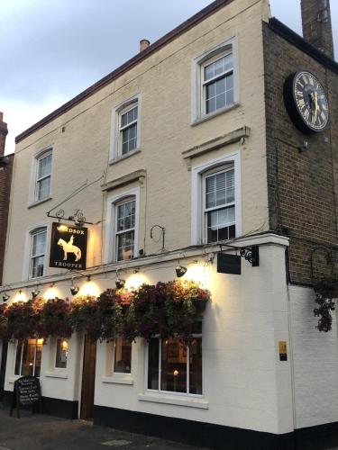 The Windsor Trooper Pub & Inn - Accommodation - Windsor