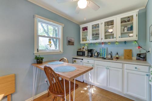 Lakefront Cottage by Little Golden Gate Bridge in Eureka Springs, USA