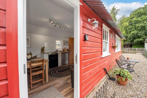 The Red Shed Entire home for 2 Private garden and parking 2 miles from Bury St Edmunds