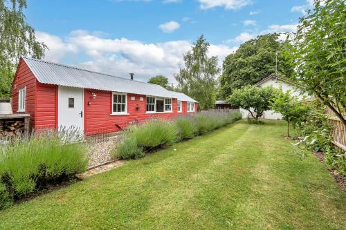 The Red Shed Entire home for 2 Private garden and parking 2 miles from Bury St Edmunds