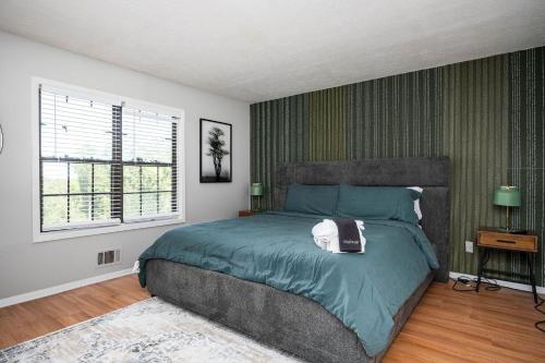 Vibrant Family Retreat~Sleeps 8~2 Kings~ Game Room in Snellville, USA