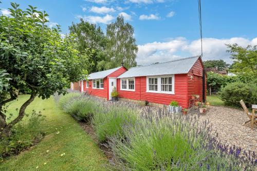 The Red Shed Entire home for 2 Private garden and parking 2 miles from Bury St Edmunds