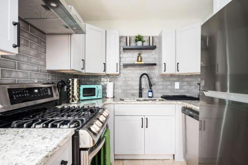 Køkken, Vibrant Family Retreat~Sleeps 8~2 Kings~ Game Room in Snellville (GA)