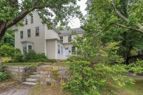 Spacious Retreat Stunning Views & Beach Access