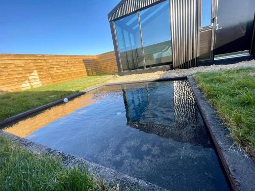 Glass roof lodge with private hot tub - Reykholt