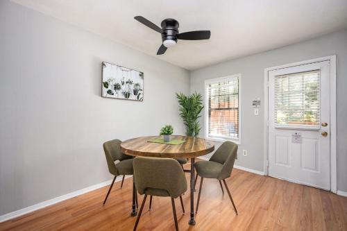 Vibrant Family Retreat~sleeps 8~2 Kings~ Game Room - Lawrenceville, GA