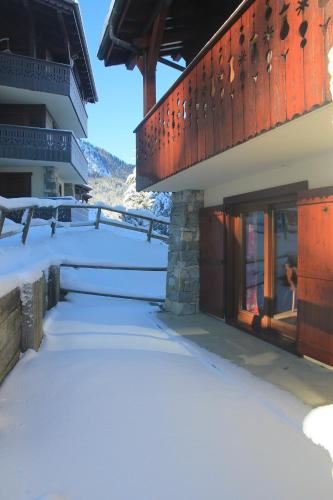 Apartment with one bedroom in Les Houches with wonderful mountain view shared pool and furnished garden 30 m from the slopes - image 2