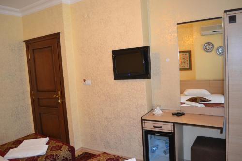 Standard Triple Room with Sea View image 9