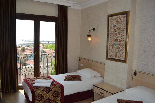 Standard Triple Room with Sea View image 5