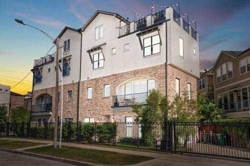 Luxury Downtown Home w Rooftop Deck in the Skyline