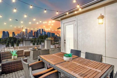 Luxury Downtown Home w Rooftop Deck in the Skyline in Houston, USA
