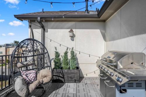 Luxury Downtown Home w Rooftop Deck in the Skyline