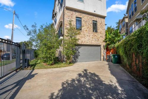 Luxury Downtown Home w Rooftop Deck in the Skyline