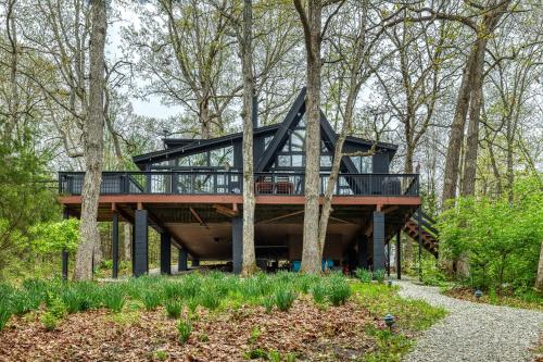 Turnberry Getaway Lakefront Chalet with Hot Tub by Sarah Bernard - Innsbrook