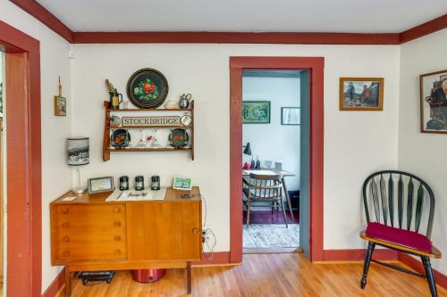 Tranquil 3BR Stockbridge House with Private Deck - image 14