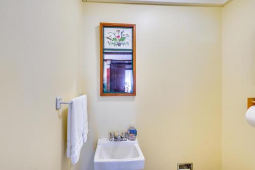 Tranquil 3BR Stockbridge House with Private Deck - image 10