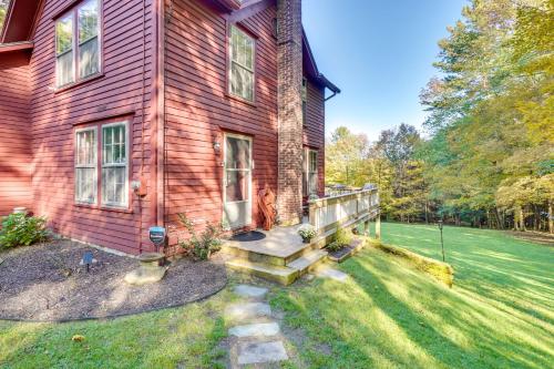 Tranquil 3 BR Stockbridge House with Private Deck!