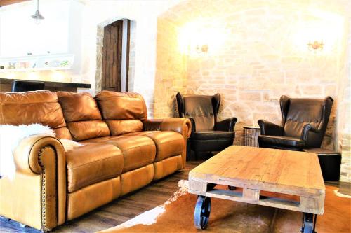 The Rustic Inn - Family friendly, Close to Fiesta Texas, SeaWorld, Riverwalk and more in Dominion, USA