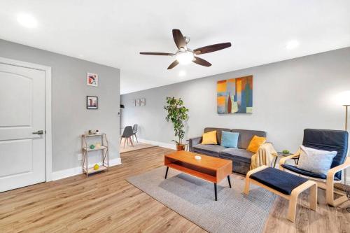 Homey 2BR Condo—King Bed—Lovely Location & Parking in Charlotte, Vereinigte Staaten von Amerika