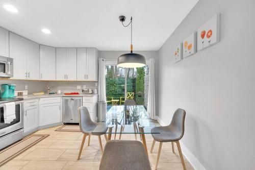 Homey 2BR Condo—King Bed—Lovely Location & Parking in Charlotte, USA