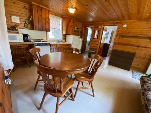 Lincolnwood Cabin 4 in Birchwood, USA