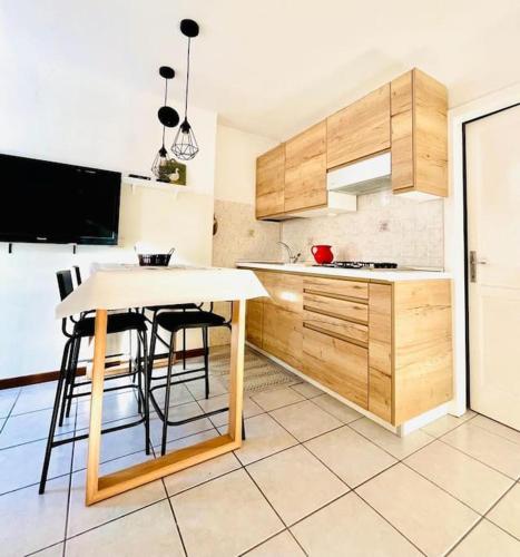  Luminoso in centro paese in Carona