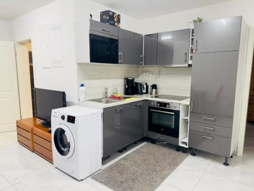 Kitchen, Fully equipped apartment 3 rooms 5 Bed in Neugraben-Fischbek