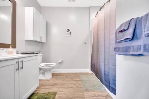 Organic Modern ~ King Bed ~ In Plaza Midwood in Charlotte, USA