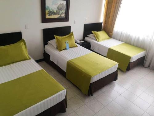 1 double bed, 2 twin beds
