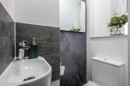 Cosy 4-Bedroom Apartment next to Borough, Лондон (фото 7)
