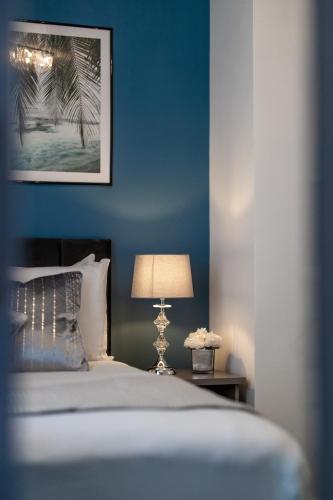 Cosy 4-Bedroom Apartment next to Borough - image 11