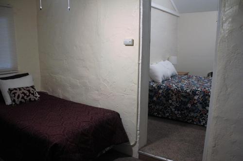 1 queen bed, 1 twin bed