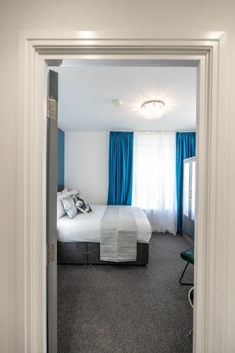 Cosy 4-Bedroom Apartment next to Borough - image 12