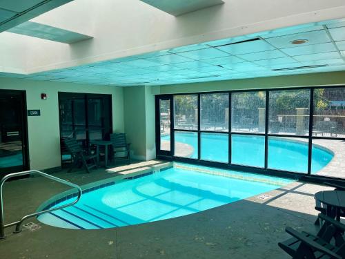 MT CB Base Area with King Bed, Outdoor Hot Tub & Pool, Crested Butte (foto 5)