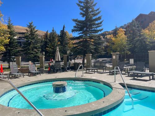 MT CB Base Area with King Bed, Outdoor Hot Tub & Pool, Crested Butte (foto 9)