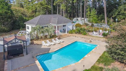Tranquil Getaway Aiken, SC Cottage with Pool & Spa