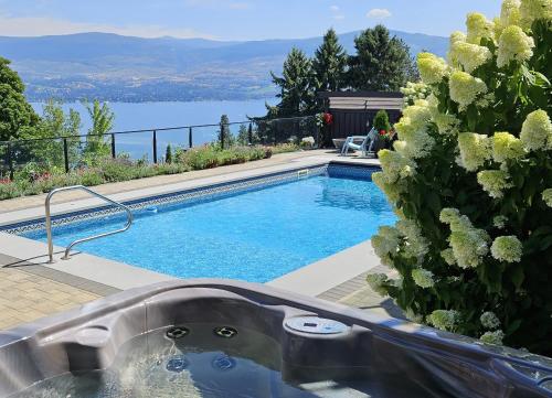 B&B West Kelowna - Stunning Lake View with Private Hot Tub, Pool snl, Outdoor Kitchen - Bed and Breakfast West Kelowna