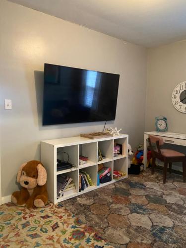 Duplex Apt 1st floor 2bdrms Plus Semi Private room with Futon Pets Welcome with fee Family Friendly in Cleveland, USA
