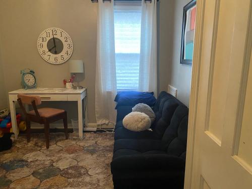 Duplex Apt 1st floor 2bdrms Plus Semi Private room with Futon Pets Welcome with fee Family Friendly in Cleveland, USA