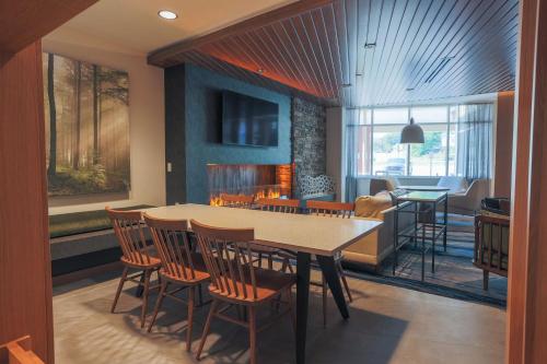 Lobby, Fairfield Inn & Suites by Marriott Marquette in Marquette (MI)