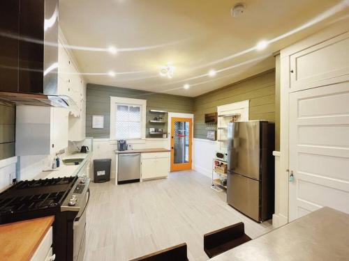 NEW! Beach Side Historical Gem w Updated Fixtures in Galveston, USA