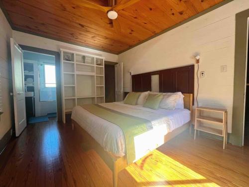 NEW! Beach Side Historical Gem w Updated Fixtures in Galveston, USA