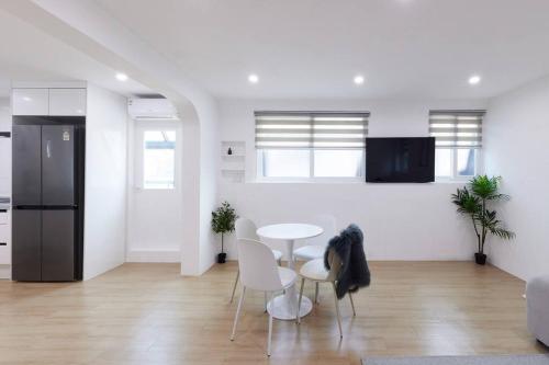 3room+2bathroom hongdae 1exit