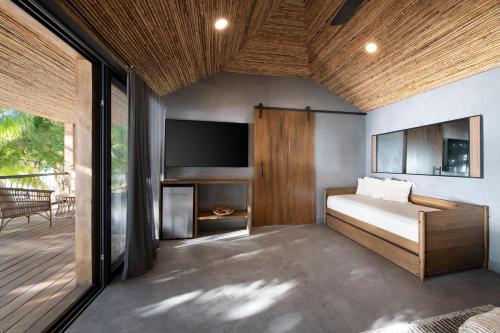 1 king bed, 1 twin bed