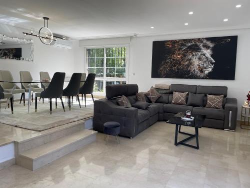 Moderna Casa de Lujo con jacuzzi en el jardín