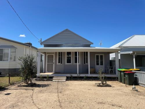 Country Cottage in Centre of Town!