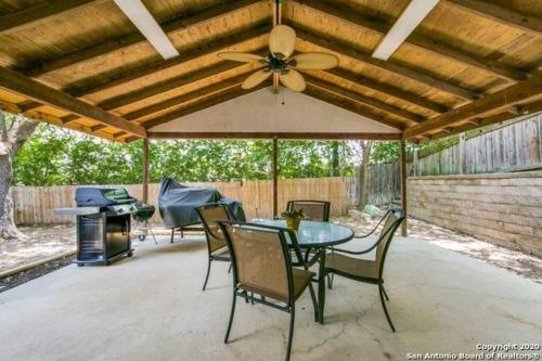 Luxury Retreat - Pool - Game Lounge - BBQ & Patio in San Antonio, USA