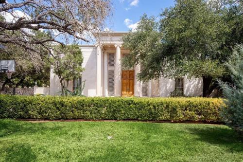 City Center Luxury Villa: Modern Oasis with Pool in San Antonio, USA