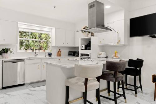 City Center Luxury Villa: Modern Oasis with Pool in San Antonio, USA