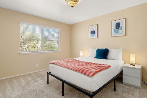 Sleep on the Cloud - 5 Bedrooms - Corner Lot in San Antonio, USA